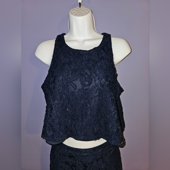 Two-piece Lulu's lace cropped skirt set in Navy Blue - Picture 7 of 16